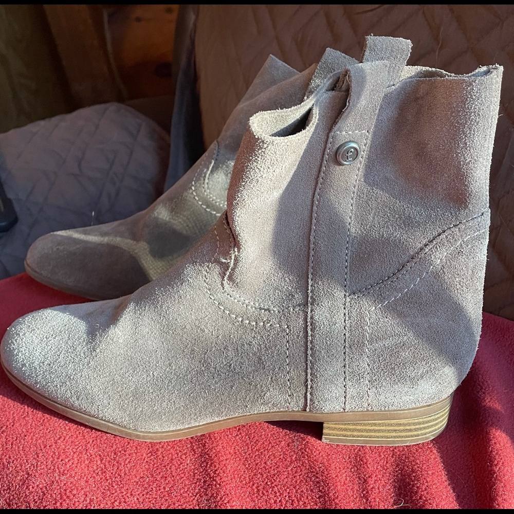 Frye & Co. Sarah Shortie suede booties. NWT Size 8